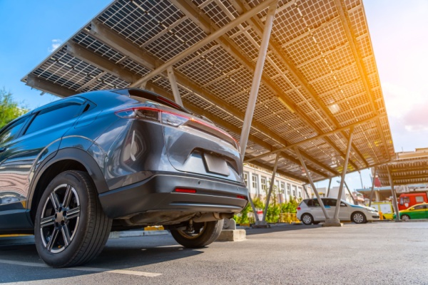 Obligations d’installation de panneaux solaires sur les parkings : précisions sur les exonérations